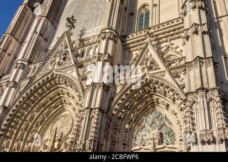 Details von geschnitzten Mauerwerk an der Fassade der Kathedrale St. Peter und St. Paul von Nantes - Nantes, Loire-Atlantique, Frankreich. Stockfoto