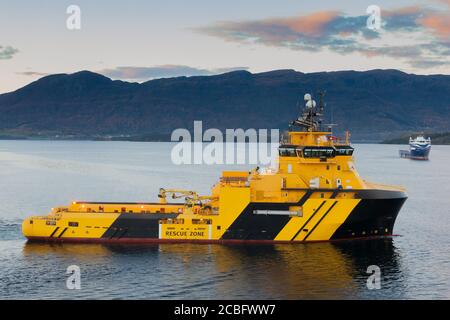 OELEN NORWEGEN - 2014. OKTOBER 16. Offshore-Stützschiff AHTS im Fjord von Norwegen. Stockfoto