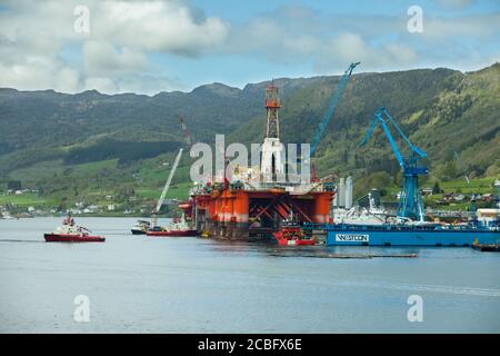 OELEN NORWEGEN - 2015. MAI 23. Das semi-tauchfähige Bohrgerät Transocean Leader auf der Westcon Werft im Fjord von Norwegen. Stockfoto