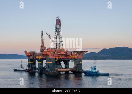 OELEN NORWEGEN - 2014. OKTOBER 16. Die semi-tauchfähige Bohranlage West Alpha im norwegischen Fjord am Morgen mit Schleppbooten. Stockfoto