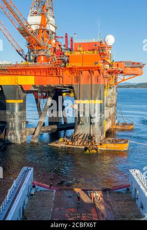 ÖLEN, NORWEGEN - 2014. OKTOBER 16. Siem Amethyst beim Ankerhandling mit der Ölplattform West Alpha. Stockfoto