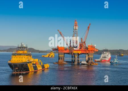 OELEN NORWEGEN - 2014. OKTOBER 16. Das semi-tauchfähige Bohrgerät West Alpha mit Anchor Handling-Schiffen während des Offshore-Betriebs. Stockfoto