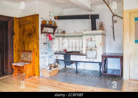 Traditionelle alte Küche in einem Fachwerkhaus mit einem gefliesten Herd Stockfoto