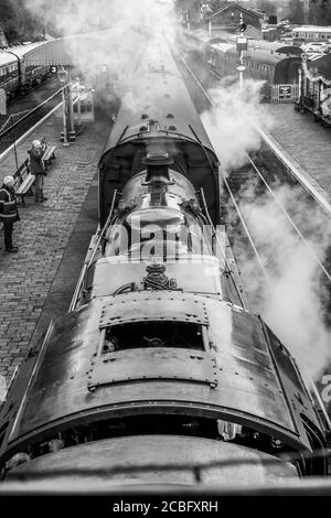 Atmosphärische, monochrome, Overhead-Ansicht der alten britischen Dampfzug wartet neben Plattform, Bewdley Station, Severn Valley Railway Heritage Line, Großbritannien. Stockfoto