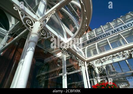 Kunstvolle Eisenarbeiten rund um den Haupteingang des Metropole Hotels, Kings Road, Brighton. Stockfoto