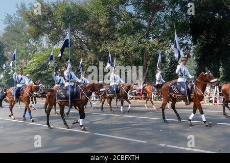 Kolkata, Westbengalen, Indien - 26. Januar 2020 : Kolkata Mounted Police (KMP) Offiziere marschieren auf ihren Pferden mit Flaggen vorbei, Tag der Republik. Stockfoto