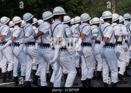 Kolkata, Westbengalen, Indien - 26. Januar 2020 : Morgens am Tag der indischen republik, vorbei an weiß gekleideten Polizeibeamten von Kolkata in weißem Kleid. Stockfoto