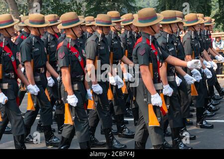 Kolkata, Westbengalen, Indien - 26. Januar 2020 : Indische Armeeoffiziere marschieren mit Gewehren am Morgen vorbei, Indien's republic Day Parade. Stockfoto
