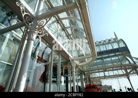 Kunstvolle Eisenarbeiten rund um den Haupteingang des Metropole Hotels, Kings Road, Brighton. Stockfoto