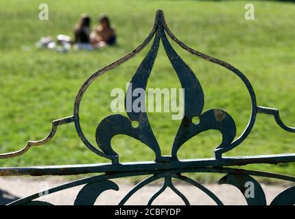 Dekorative Eisenarbeiten auf einem Tor mit Blick auf die Rasenflächen vor dem Brighton Pavilion. Geformt wie eine Zwiebelkuppel (wie im Pavillon). Stockfoto