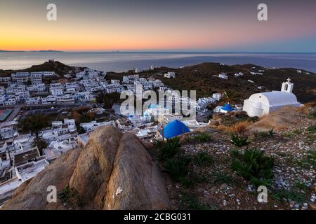 Morgen Blick auf Chora auf der Insel Ios, Griechenland. Stockfoto