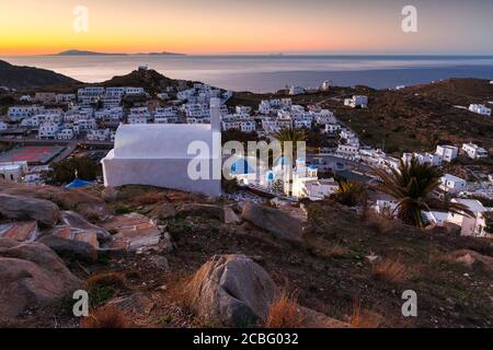 Blick am Morgen auf Chora auf der Insel iOS mit Santorini in Die Entfernung Stockfoto