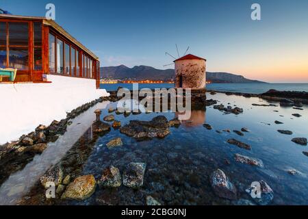 Sonnenaufgang Landschaft mit einer Windmühle in Agia Marina Dorf auf Leros Stockfoto