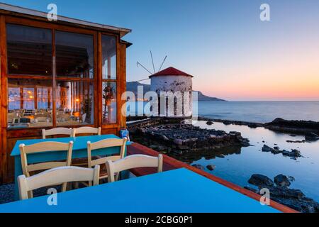 Sonnenaufgang Landschaft mit einer Windmühle in Agia Marina Dorf auf Leros Stockfoto