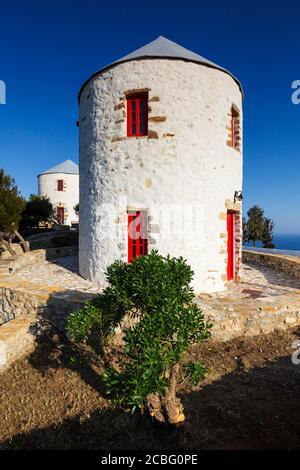 Wiederaufgebaute traditionelle Windmühlen auf einem Hügel über Panteli Dorf auf Leros Stockfoto