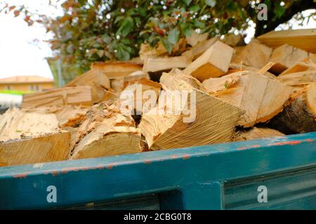 Ein Bündel Brennholz bereit für den Winter. Stockfoto