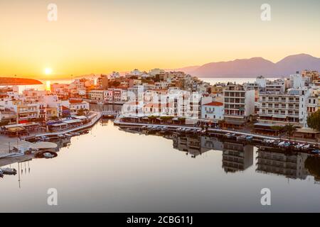 Morgen Blick auf Agios Nikolaos und seinem Hafen, Kreta, Griechenland. Stockfoto