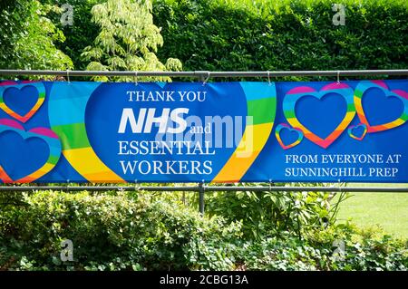 Banner zum Dank an den NHS und die wichtigen Arbeiter, die der Gemeinschaft während der Blockade durch die Pandemie-Notlage von Covid 19 dienen. England. Stockfoto