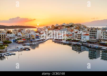 Morgen Blick auf Agios Nikolaos und seinem Hafen, Kreta, Griechenland. Stockfoto