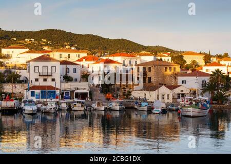 Häuser im Hafen von Spetses, Griechenland. Stockfoto