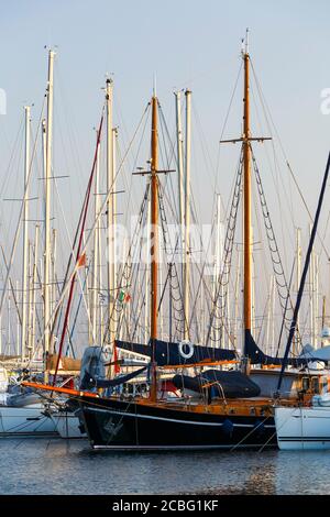 Segelboote in Alimos Marina in Athen, Griechenland. Stockfoto