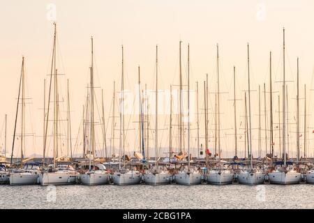 Segelboote in Alimos Marina in Athen, Griechenland. Stockfoto