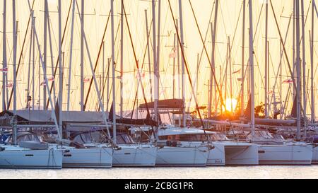 Segelboote in Alimos Marina in Athen, Griechenland. Stockfoto