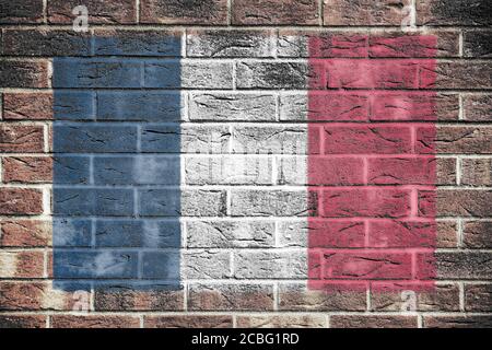 Frankreich Flagge auf alten Backsteinmauer Hintergrund Stockfoto