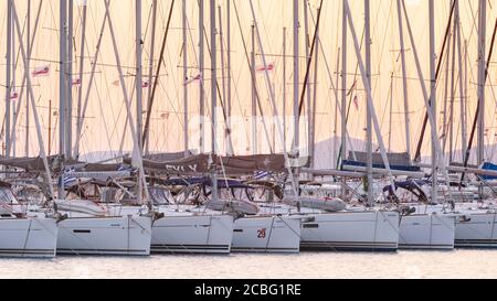 Segelboote in Alimos Marina in Athen, Griechenland. Stockfoto