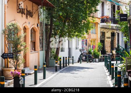 Athen, Griechenland - 25. Mai 2018: Geschäfte in einer Straße in der Nähe der Psyri Nachbarschaft Heldenplatz, Athen. Stockfoto