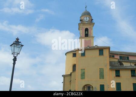 Kirche Santa Maria Assunta in Camogli. Stockfoto