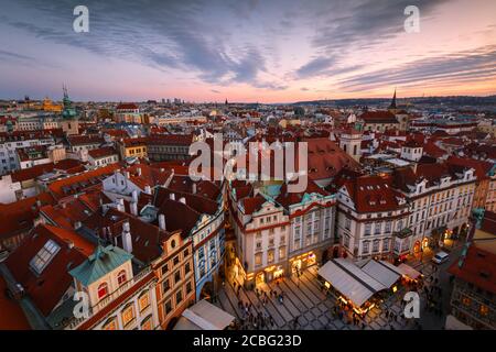 Prag, Tschechische Republik - 12. März 2019: Sonnenuntergang Blick auf das historische Stadtzentrum von Prag vom Rathausturm. Stockfoto