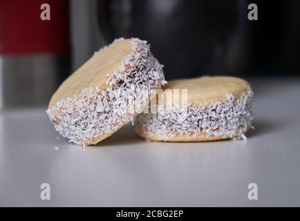 Argentinische Tradition: Nahaufnahme von köstlichen Maisstärke-Alfajores auf dem Tisch vor dem heißen Aufguss von Yerba Mate Stockfoto