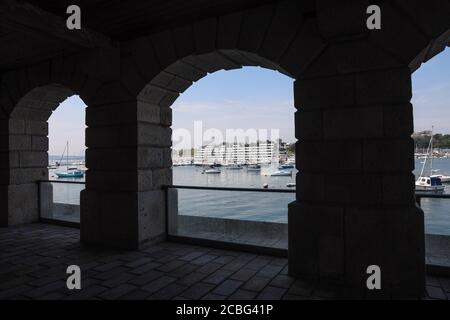 Mayflower Marina, Richmond Walk, Devonport, Plymouth gesehen gerahmt durch die Kolonnade des Royal William Yard. Stockfoto