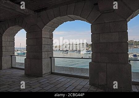 Fotomotorik der Mayflower Marina, Richmond Walk, Devonport, Plymouth, gerahmt durch die Kolonnade des Royal William Yard. Stockfoto