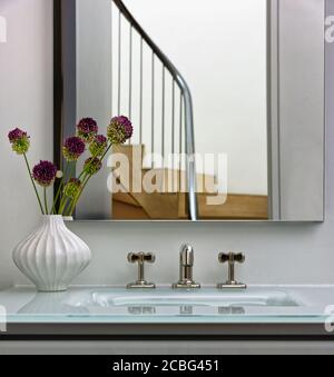 Badezimmer mit Kosmetikbereich, Glasplatte und Waschbecken Stockfoto