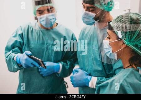 Fachärzte im Kampf gegen Corona-Virus Ausbruch - Wissenschaft und medizinische Teamarbeit Untersuchung Pandemie Fälle Grafik Stockfoto