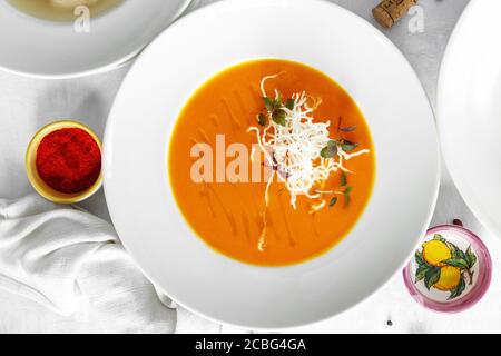 Kürbissuppe auf weißem Tischbild Stockfoto