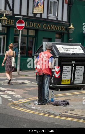 Obdachloser, der großes Problem an der Straßenecke in Kemptown, Brighton, East Sussex, Großbritannien, verkauft. Stockfoto