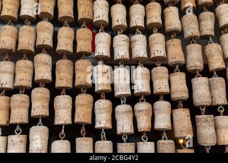 Textur von Korkenreihen für Weinflaschen Stockfoto