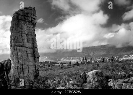 Sandsteinsäulen erodierten am Window Rock Trail in den Cederberg Mountains im Western Cape, Südafrika, in monochromen Formen Stockfoto