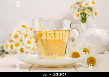 Kamillentee in einem durchsichtigen Glas Becher aus nächster Nähe Stockfoto