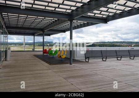 Aussichtsplattform des Flughafens Zürich Kloten auf dem Terminal E. Freiluftbereich für die Flugbeobachtung während der Verbindung. Abflug der Swiss Airlines A320. Stockfoto