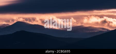 Dramatische Sturm weht über eine kalte karge Landschaft in der Nähe von Sunset Stockfoto