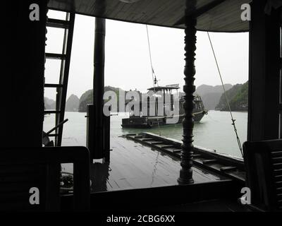 Schöne Halong Bay nach dem Regen Stockfoto