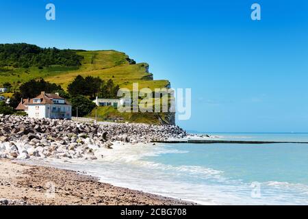 Etretat Stadtstrand und berühmte grüne Grasklippen über blauem Himmel landschaftlich schönen Blick, Frankreich Stockfoto