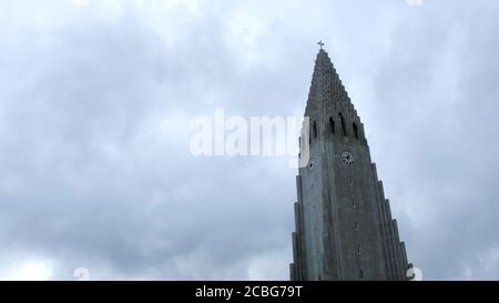 Hallgrimskirkja ist von fast jedem Punkt in Reykjavik aus zu sehen und eines der berühmtesten Wahrzeichen Islands. Stockfoto