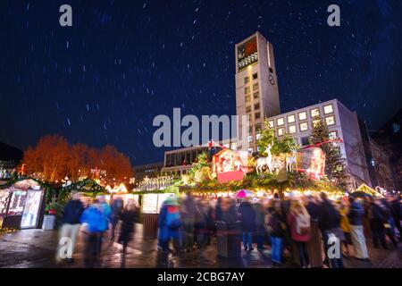 Marktplatz und Rathaus in Stuttgart am Christmassenabend mit Publikum auf dem Markt Stockfoto