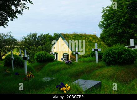 Hofskirkja, die letzte Turf Kirche in Island, mit Kreuzen Stockfoto