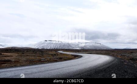 Hverfjall Vulkan im Winter mit gewundener Straße in der Vordergrund Stockfoto